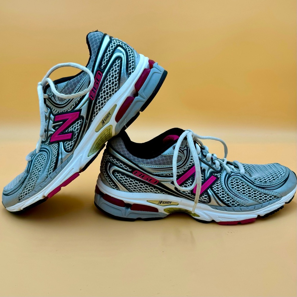 New Balance 860 Susan G Komen Cure Running Shoes Womens Size 10 Silver Pink